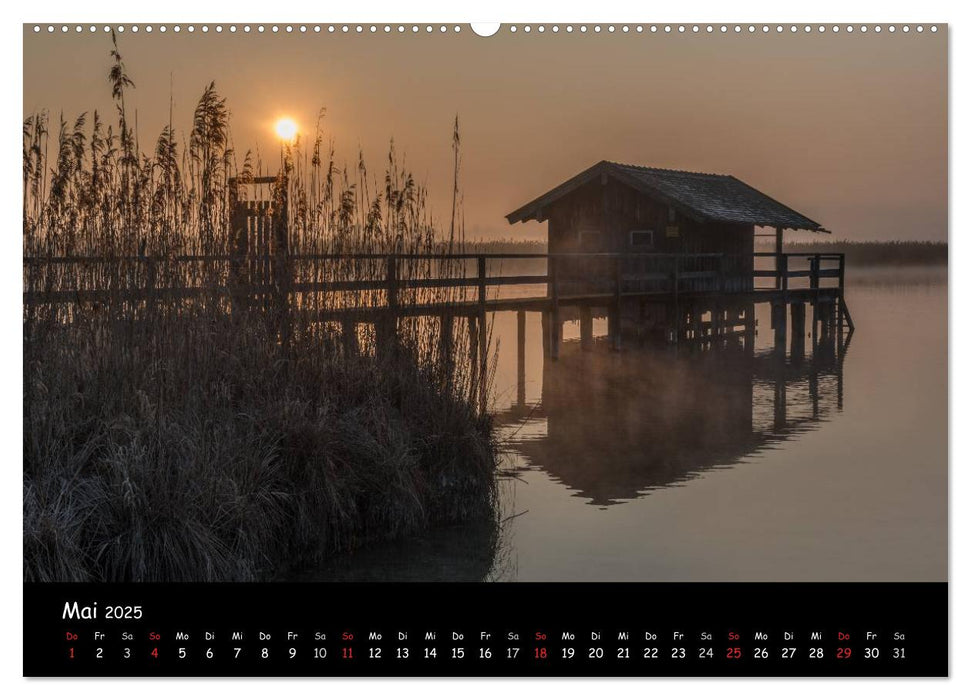 Faszination Stege und Hütten an Seen im bayerischen Voralpenland (CALVENDO Premium Wandkalender 2025)