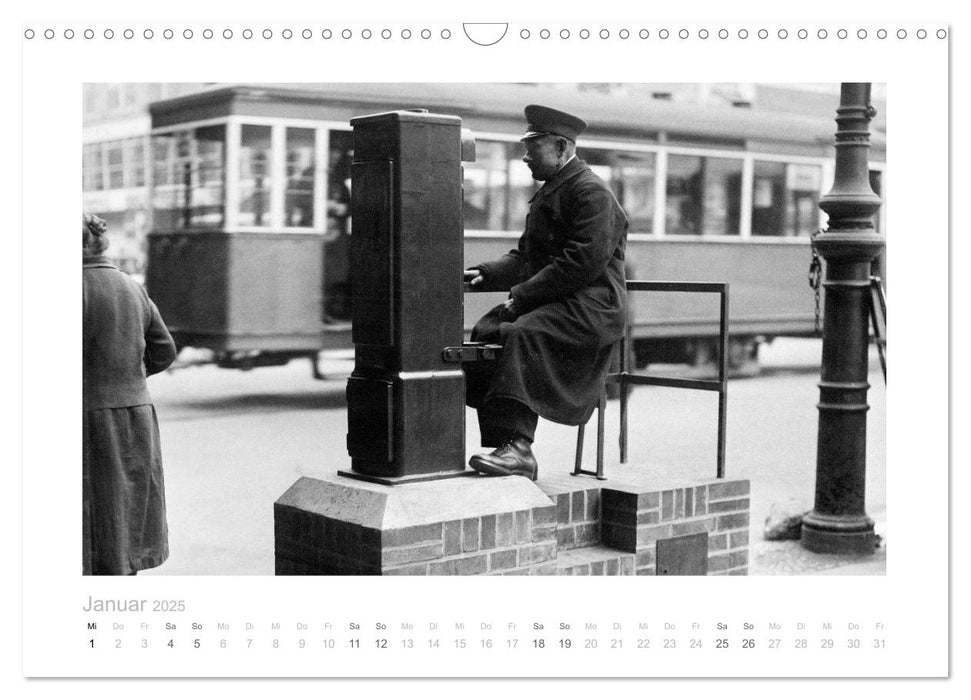 Der Alexanderplatz - Pulsschlag der Metropole Berlin (CALVENDO Wandkalender 2025)