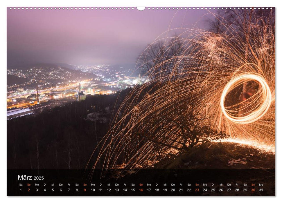 ILLUMINIERTES LAND, Szenerien aus Licht und Feuer (CALVENDO Premium Wandkalender 2025)