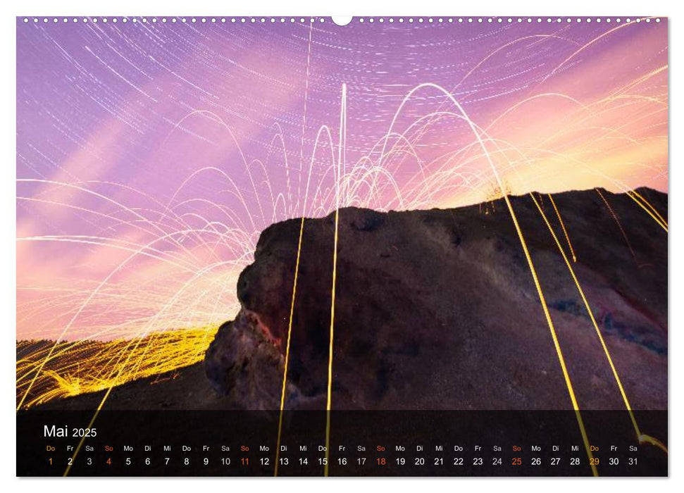 ILLUMINIERTES LAND, Szenerien aus Licht und Feuer (CALVENDO Premium Wandkalender 2025)
