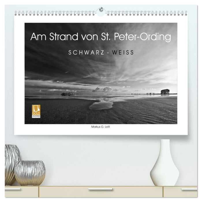 Am Strand von St. Peter-Ording SCHWARZ-WEISS (CALVENDO Premium Wandkalender 2025)