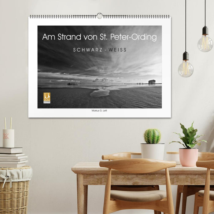 Am Strand von St. Peter-Ording SCHWARZ-WEISS (CALVENDO Wandkalender 2025)