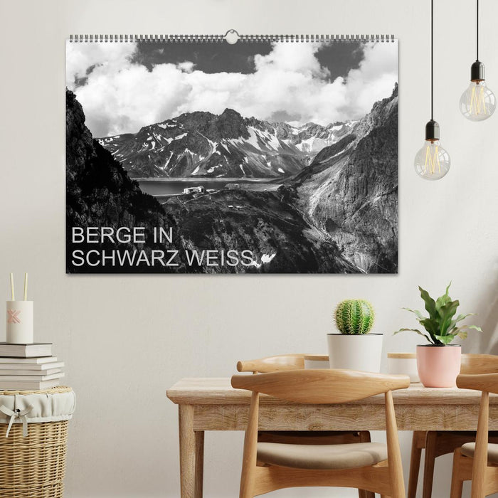 BERGE IN SCHWARZ WEISS (CALVENDO Wandkalender 2025)