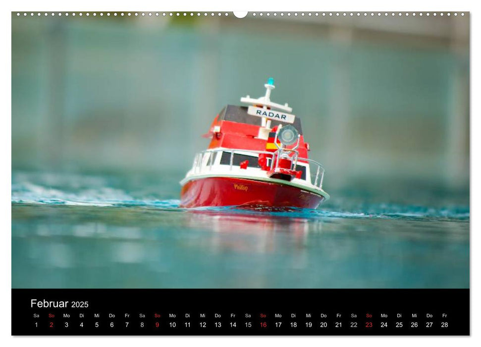 Modellboote in ihrem Element (CALVENDO Premium Wandkalender 2025)