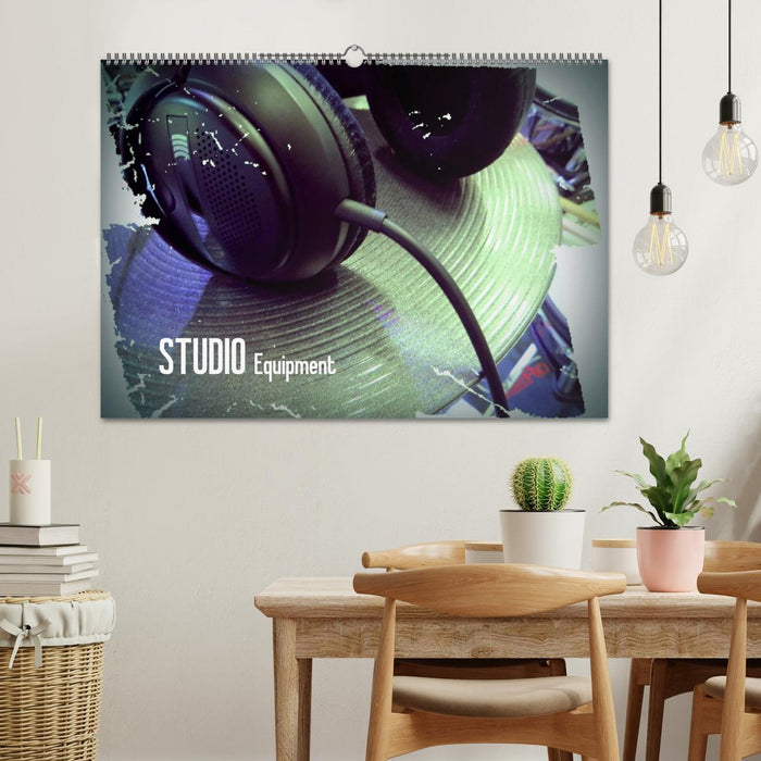 STUDIO Equipment (CALVENDO Wandkalender 2025)