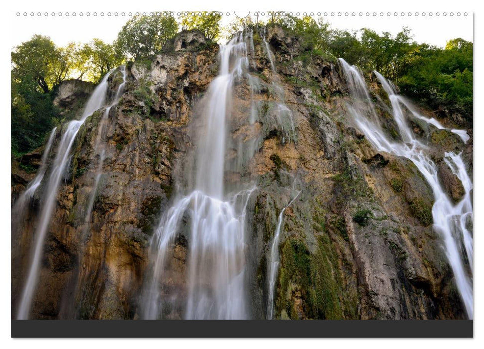 Plitvicer Seen - Kaskadenförmige Wasserspiele (CALVENDO Wandkalender 2025)