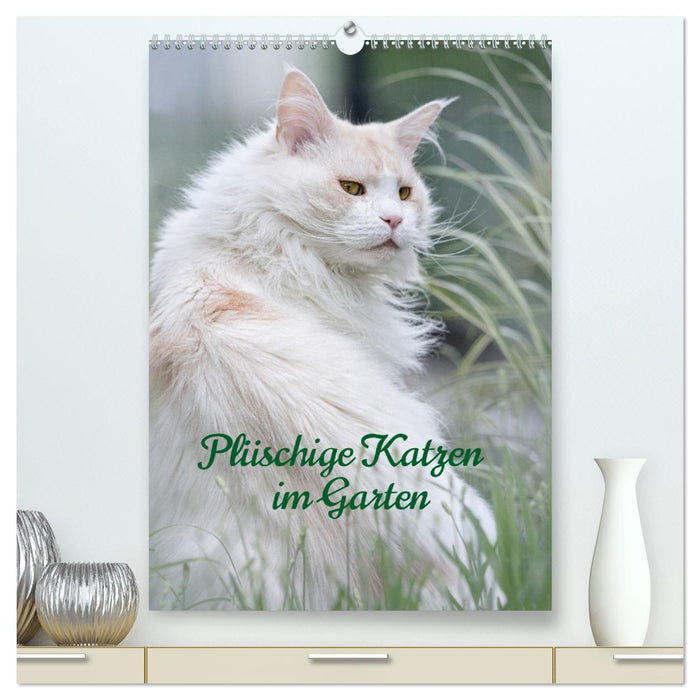 Plüschige Katzen im Garten (CALVENDO Premium Wandkalender 2025)