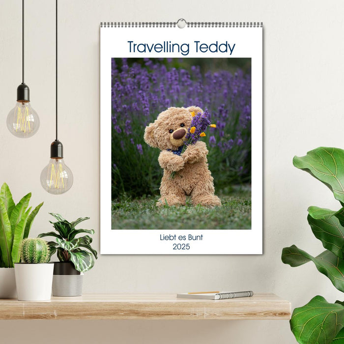 Travelling Teddy liebt es Bunt (CALVENDO Wandkalender 2025)