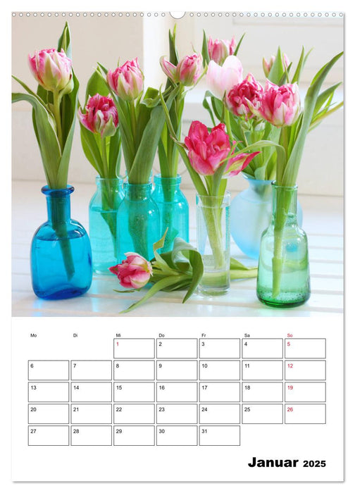 Hübsch arrangiert Blüten in der Vase (CALVENDO Premium Wandkalender 2025)