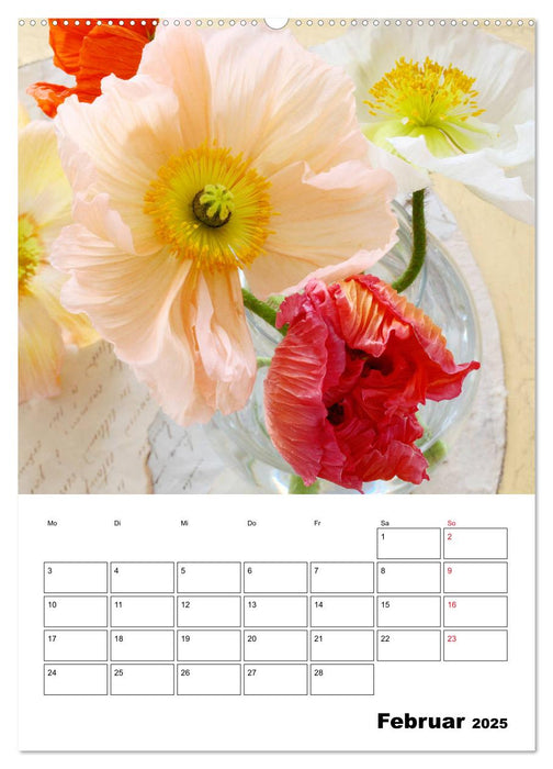 Hübsch arrangiert Blüten in der Vase (CALVENDO Premium Wandkalender 2025)