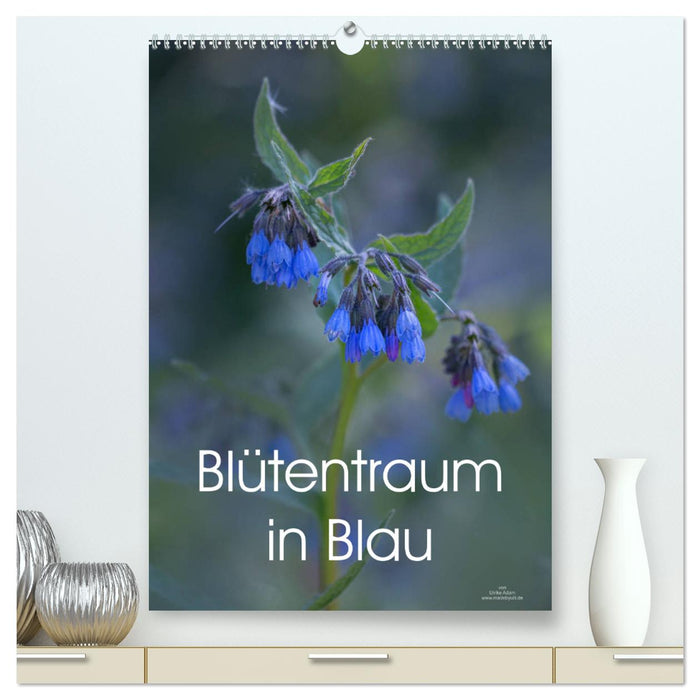 Blütentraum in Blau (CALVENDO Premium Wandkalender 2025)