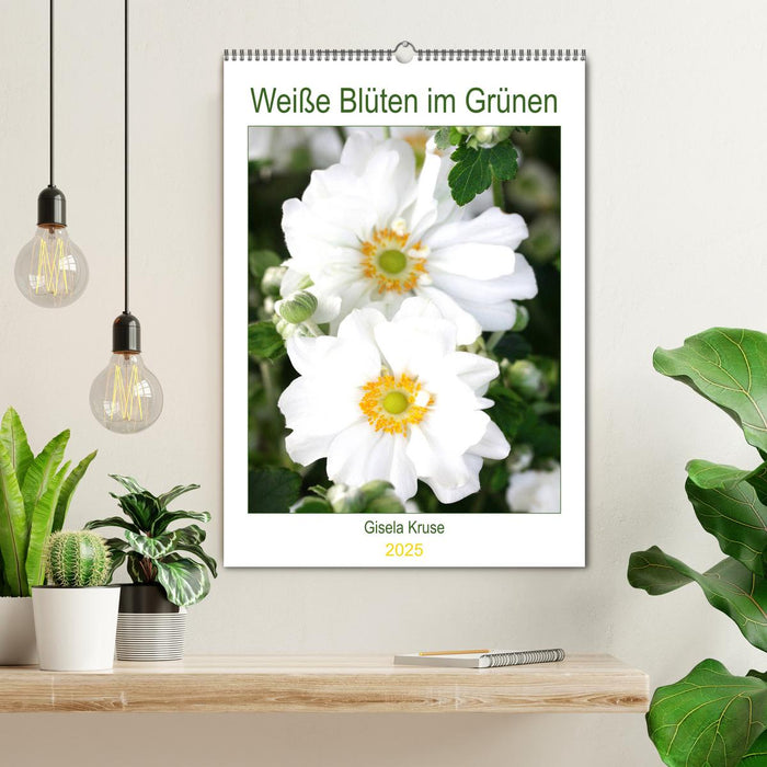 Weiße Blüten im Grünen (CALVENDO Wandkalender 2025)