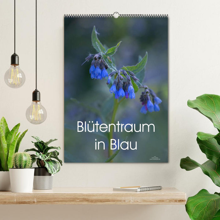 Blütentraum in Blau (CALVENDO Wandkalender 2025)