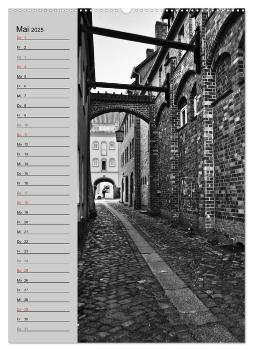 Stralsund. Ein Hauch längst vergangener Zeiten (CALVENDO Premium Wandkalender 2025)
