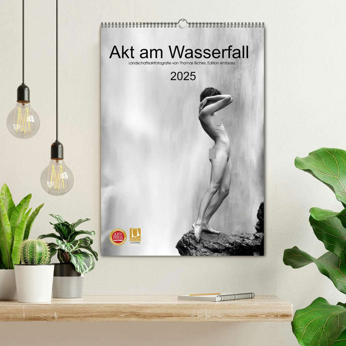 Akt am Wasserfall (CALVENDO Wandkalender 2025)