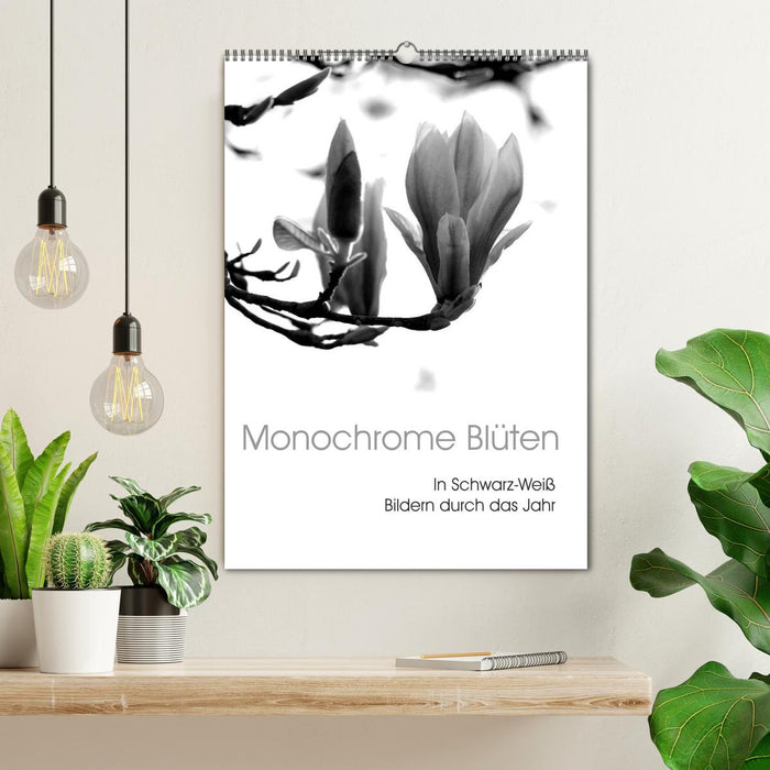 Monochrome Blüten - In Schwarz-Weiß Bildern durch das Jahr (CALVENDO Wandkalender 2025)