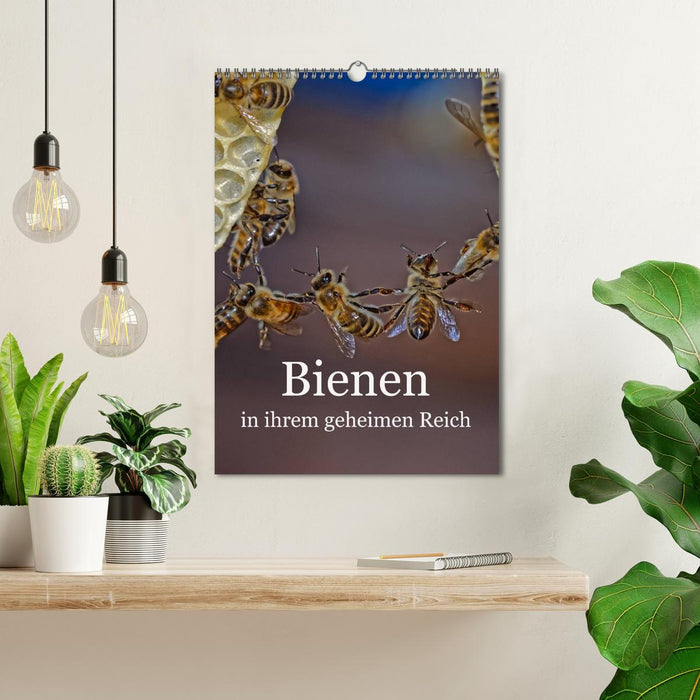 Bienen in ihrem geheimen Reich (CALVENDO Wandkalender 2025)