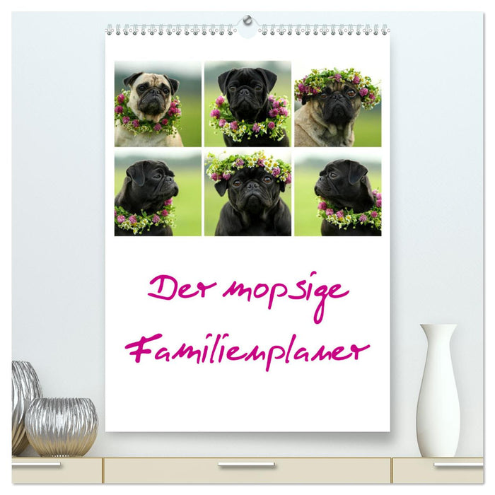 Der mopsige Familienplaner (CALVENDO Premium Wandkalender 2025)