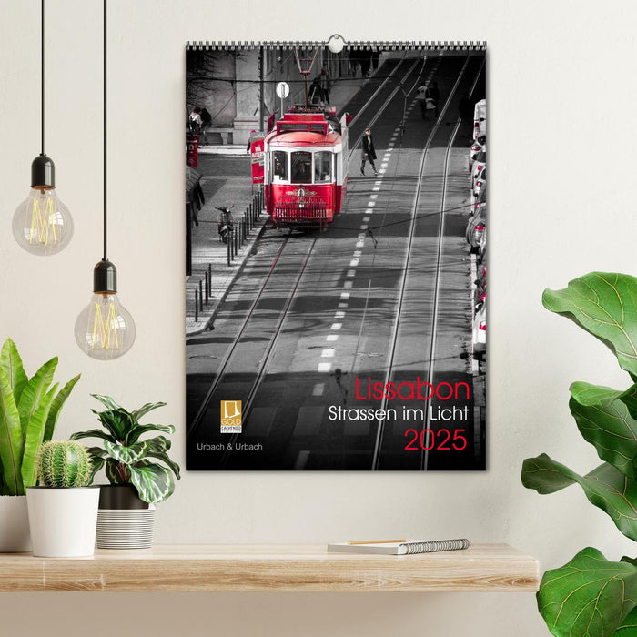 Lissabon Straßen im Licht (CALVENDO Wandkalender 2025)