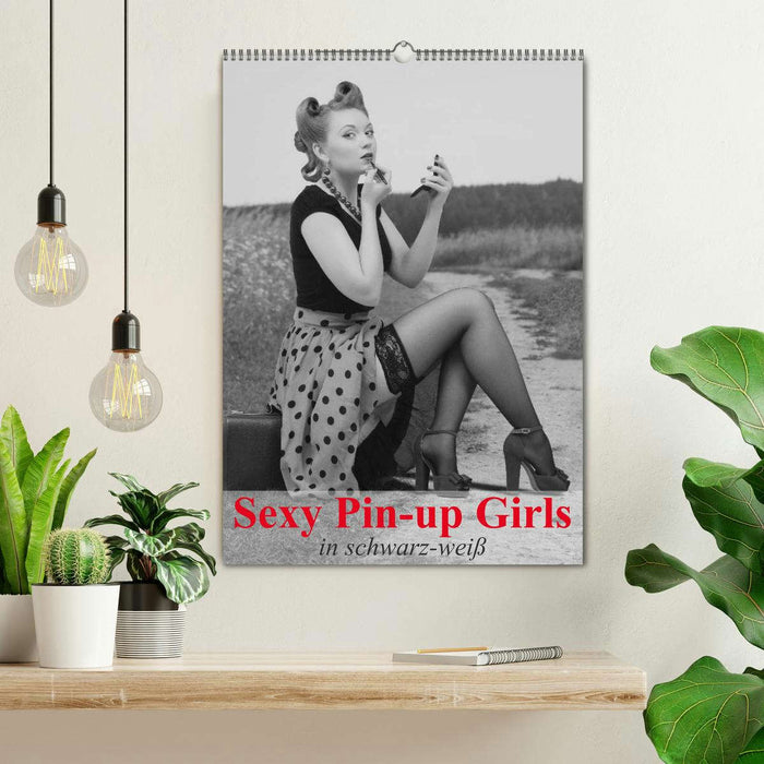 Sexy Pin-up Girls in schwarz-weiß (CALVENDO Wandkalender 2025)