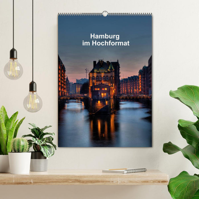 Hamburg im Hochformat (CALVENDO Wandkalender 2025)