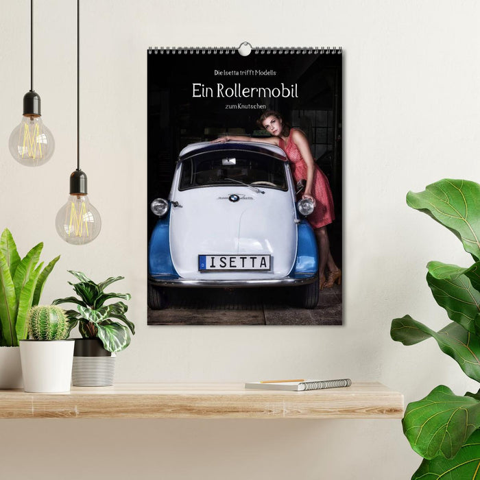 Die Isetta trifft Modells Ein Rollermobil zum Knutschen (CALVENDO Wandkalender 2025)