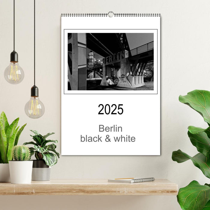 Berlin black & white (CALVENDO Wandkalender 2025)