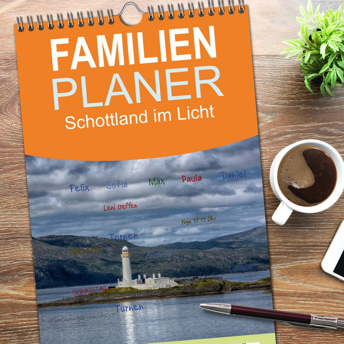 Schottland im Licht (CALVENDO Familienplaner 2025)