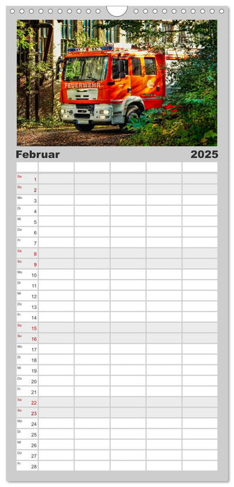Feuerwehr - weltweit im Einsatz (CALVENDO Familienplaner 2025)