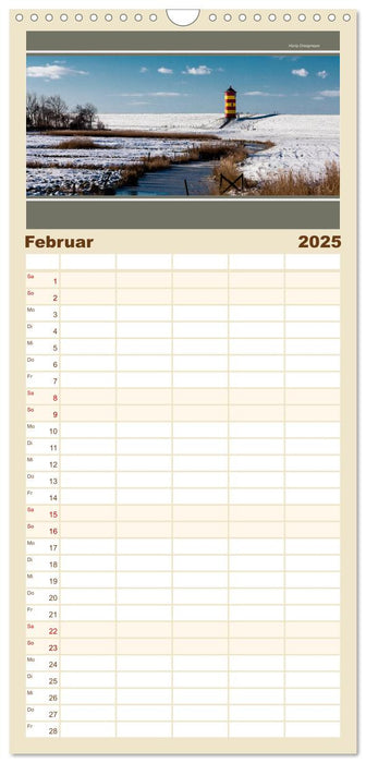 Der Pilsumer Leuchtturm (CALVENDO Familienplaner 2025)