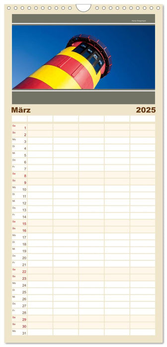 Der Pilsumer Leuchtturm (CALVENDO Familienplaner 2025)