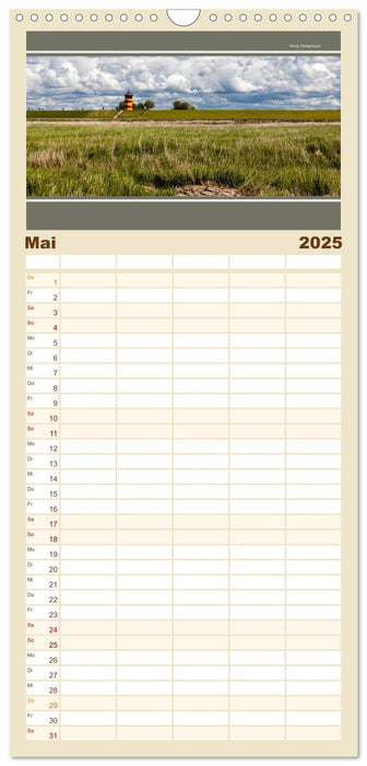 Der Pilsumer Leuchtturm (CALVENDO Familienplaner 2025)