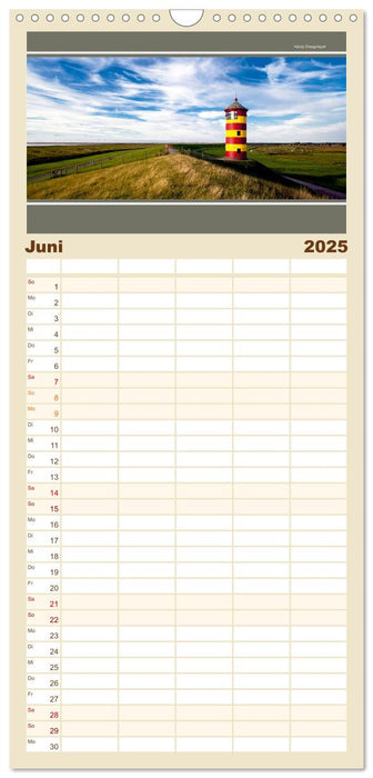 Der Pilsumer Leuchtturm (CALVENDO Familienplaner 2025)
