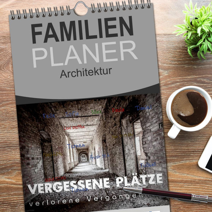 Vergessene Plätze - verlorene Vergangenheit (CALVENDO Familienplaner 2025)