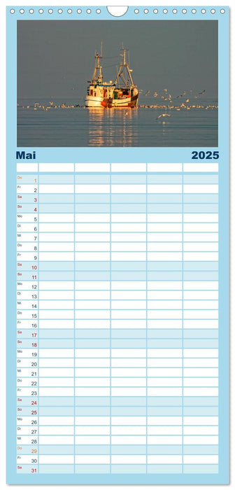 Maritime Augenblicke - Fischkutter (CALVENDO Familienplaner 2025)