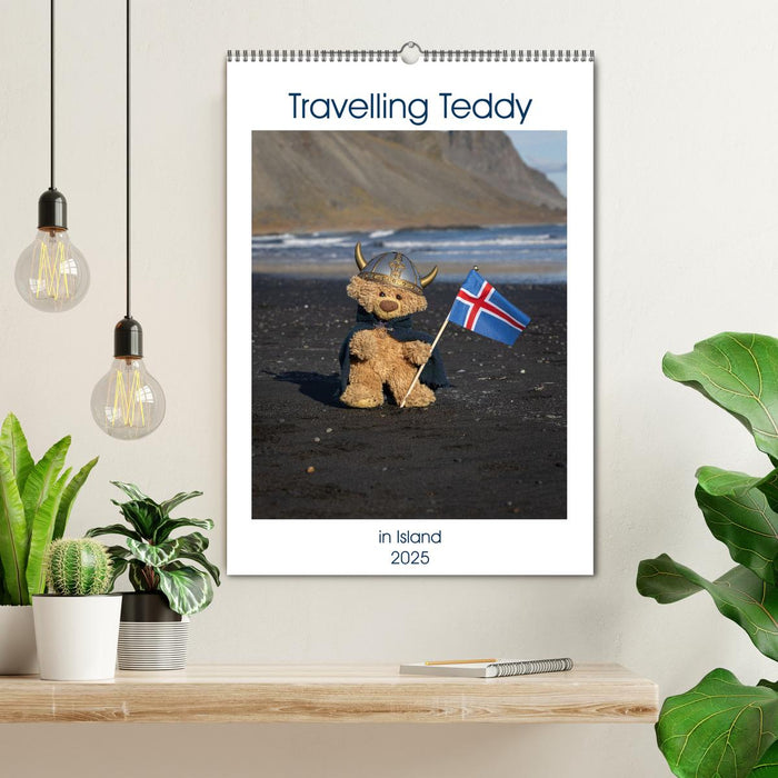 Travelling Teddy in Island (CALVENDO Wandkalender 2025)