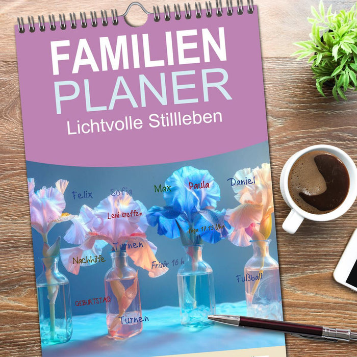 Lichtvolle Stillleben (CALVENDO Familienplaner 2025)