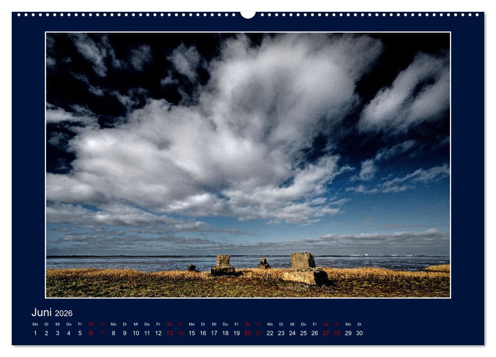 Wolken, Watt und Wellen. Fotografische Impressionen vom Jadebusen. (CALVENDO Premium Wandkalender 2026)