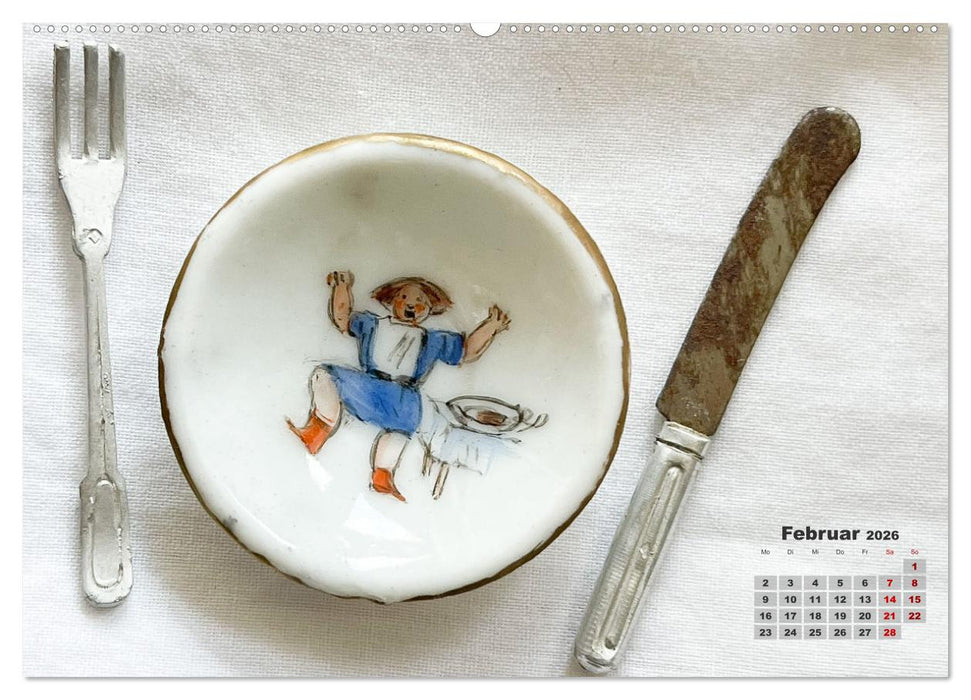 Kinderszenen auf altem Puppengeschirr (CALVENDO Wandkalender 2026)