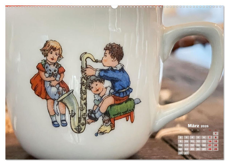 Kinderszenen auf altem Puppengeschirr (CALVENDO Wandkalender 2026)