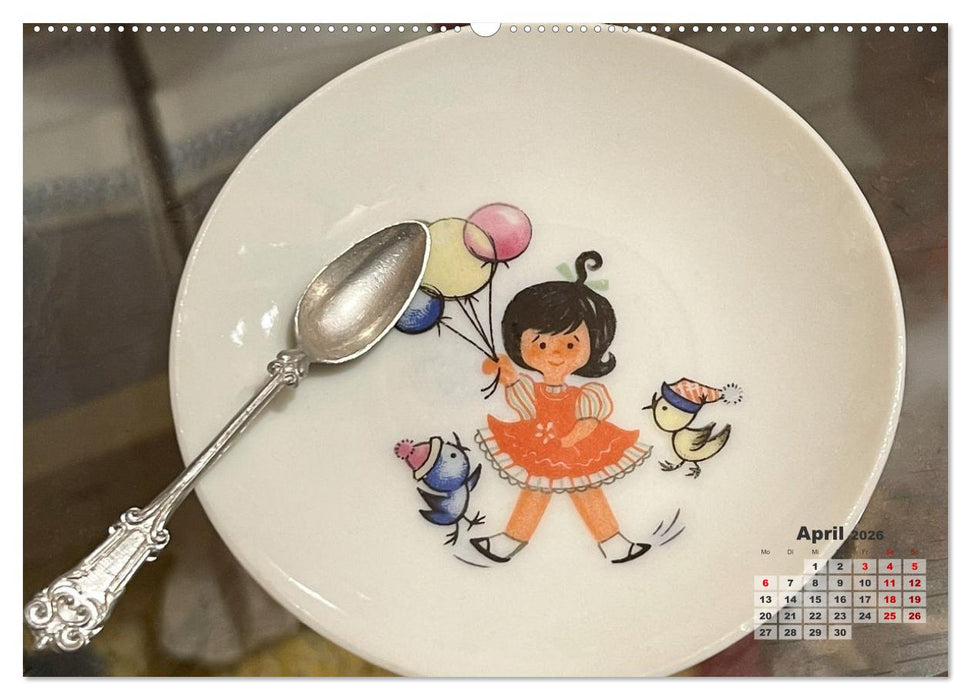 Kinderszenen auf altem Puppengeschirr (CALVENDO Wandkalender 2026)
