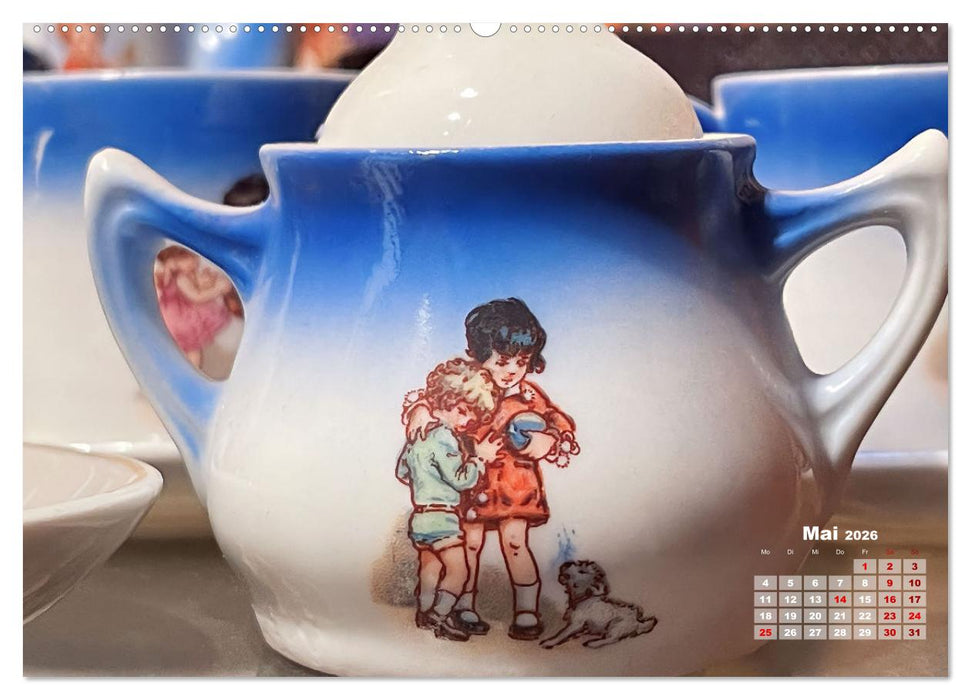 Kinderszenen auf altem Puppengeschirr (CALVENDO Wandkalender 2026)