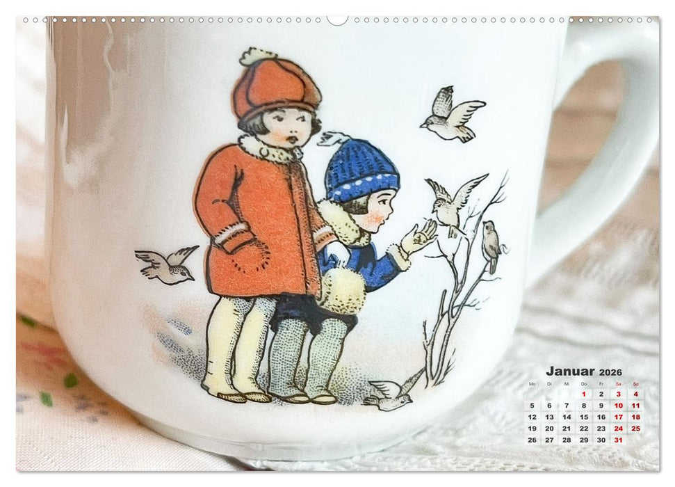 Kinderszenen auf altem Puppengeschirr (CALVENDO Premium Wandkalender 2026)