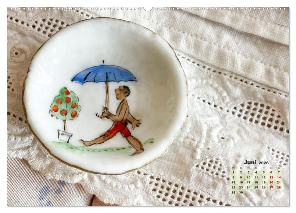 Kinderszenen auf altem Puppengeschirr (CALVENDO Premium Wandkalender 2026)