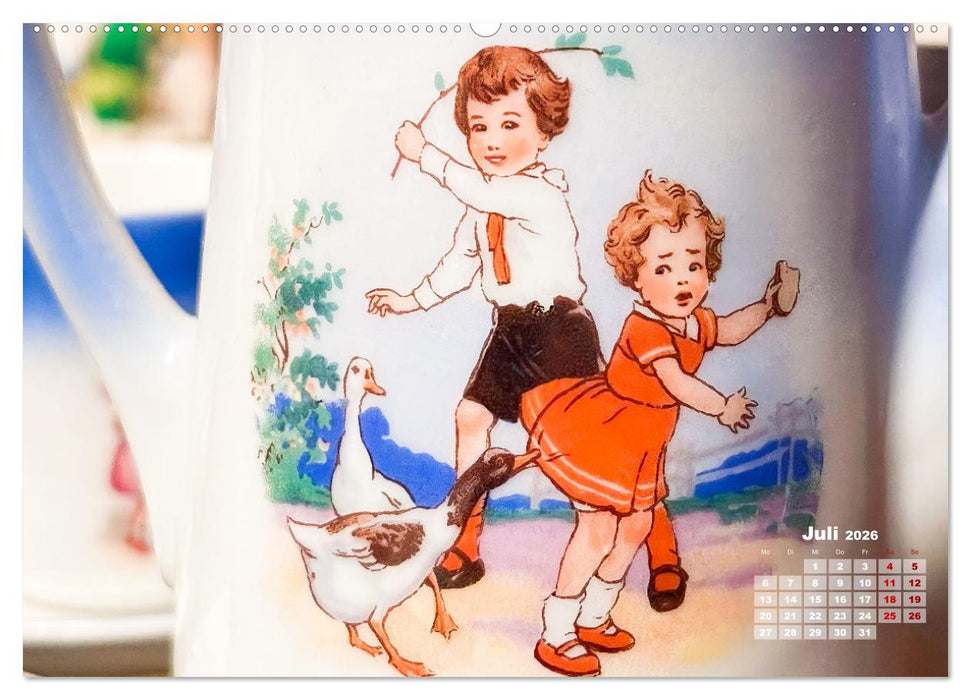 Kinderszenen auf altem Puppengeschirr (CALVENDO Premium Wandkalender 2026)