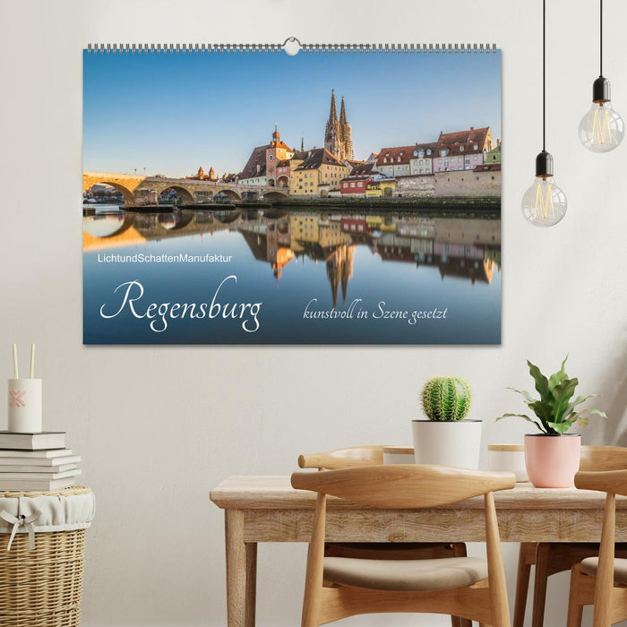 Regensburg kunstvoll in Szene gesetzt (CALVENDO Wandkalender 2026)