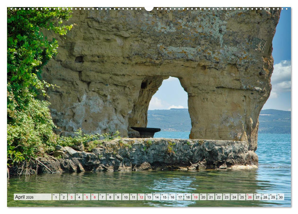 Bolsenasee Smaragd im Latium (CALVENDO Premium Wandkalender 2026)