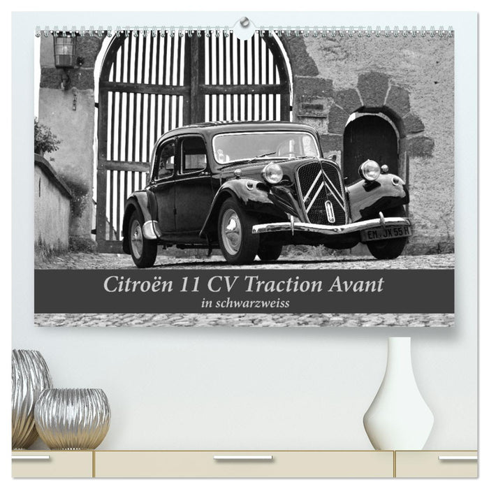 Citroën 11 CV Traction Avant in schwarzweiss (CALVENDO Premium Wandkalender 2026)