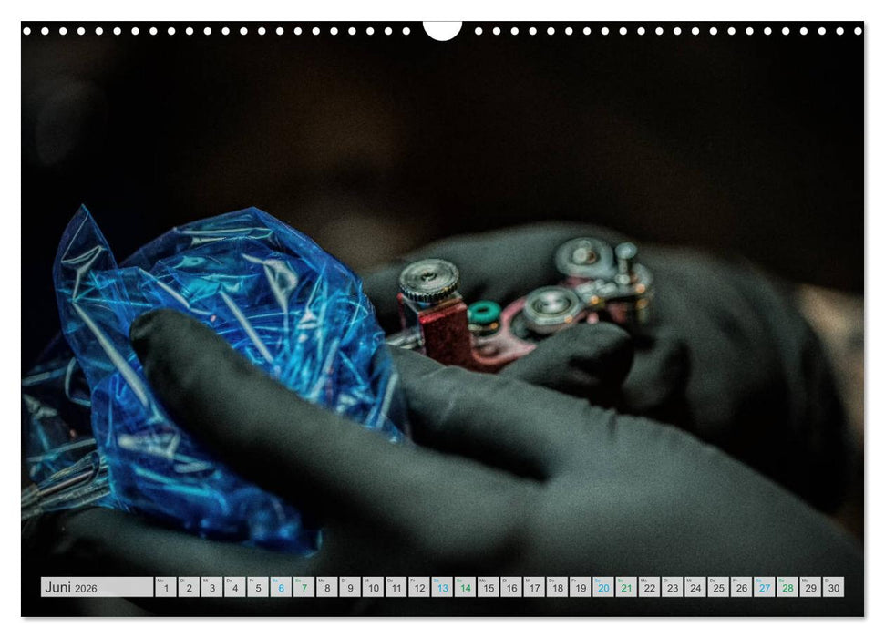 Beim Tätowierer (CALVENDO Wandkalender 2026)