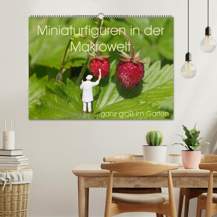 Miniaturfiguren in der Makrowelt ...ganz groß im Garten (CALVENDO Wandkalender 2026)